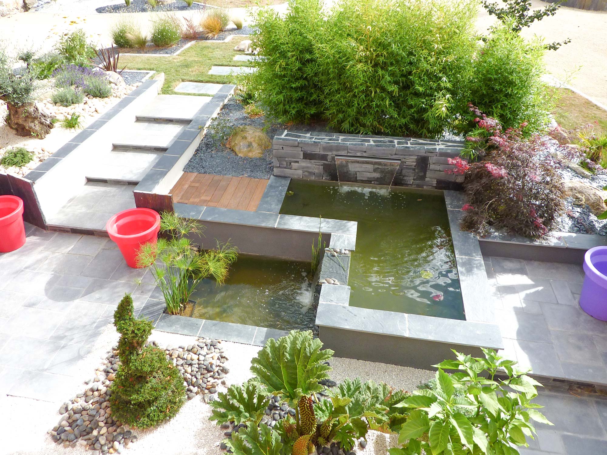 photo d'un bassin de jardin japonais avec une statue de Bouddha